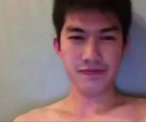 Thai gay หนุ่มไทยหล่อควยใหญ่นั่งถอกดุ้นอย่างซี๊ด18+